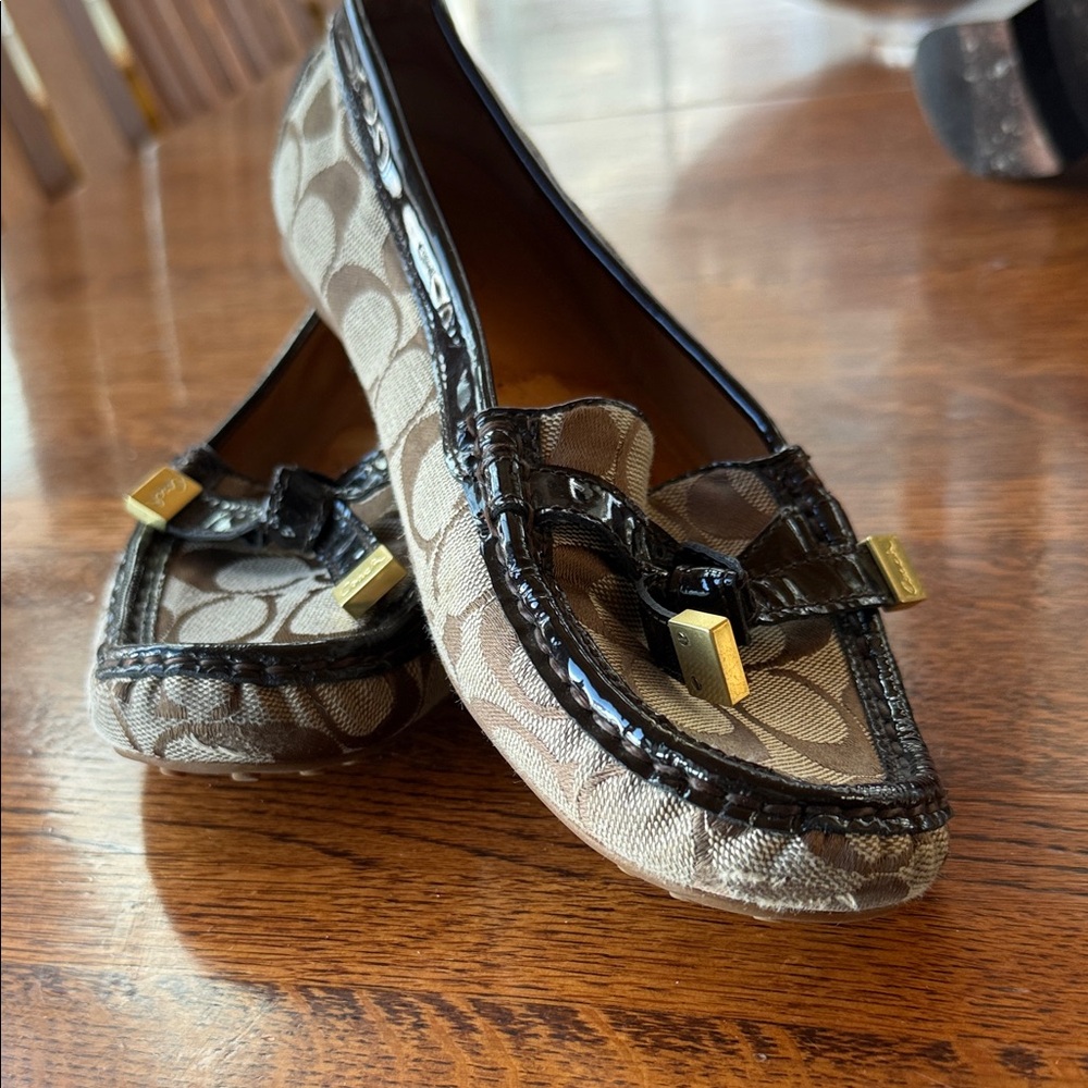 Coach Women's Frida Tan and Black Loafers